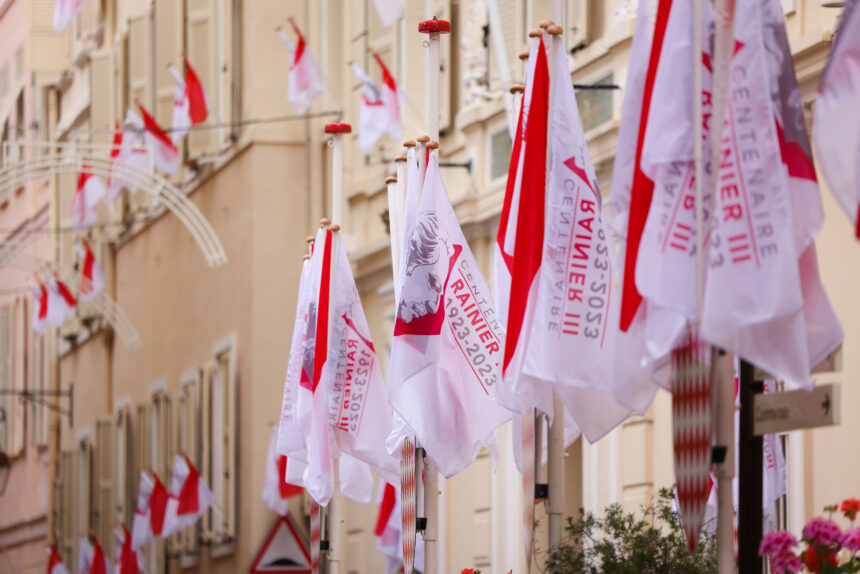 Pavoisement aux drapeaux Rainier III par la Mairie de Monaco